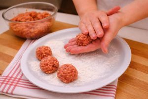 Ćufte u paradajz sosu - Postupak