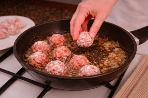 Ćufte u paradajz sosu - Postupak