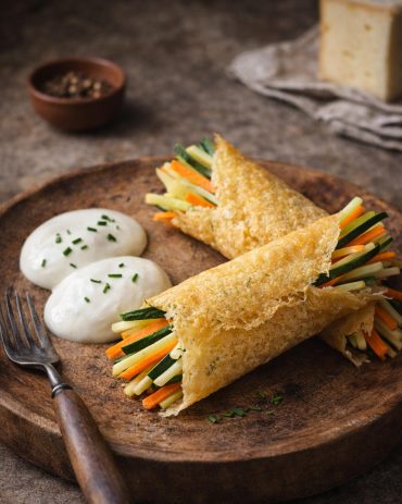 Rolnice od sira sa povrćem u belom sosu