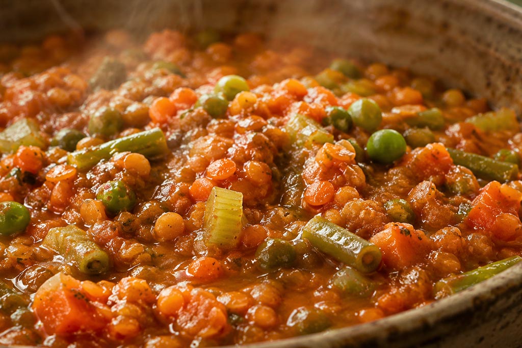 Vegansko varivo sa crvenim sočivom