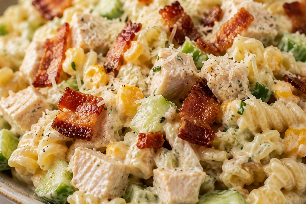 Prikaz kremaste obrok salate sa piletinom, fusilli testeninom, krastavcima, kukuruzom, slaninom i parmezanom