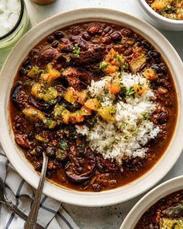 Feijoada sa crnim pasuljem, svinjetinom, dimljenom kobasicom, belim pirinčem i prelivom od pomorandže