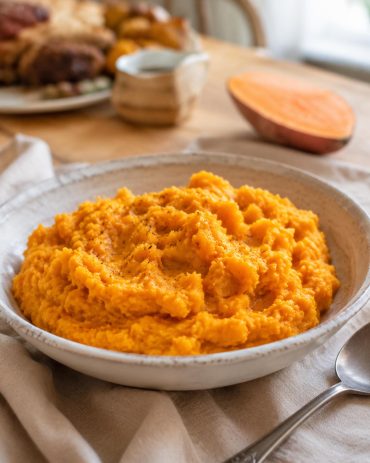 Kumara mash, novozelandski pire od batata sa puterom poslužen u keramičkoj činiji