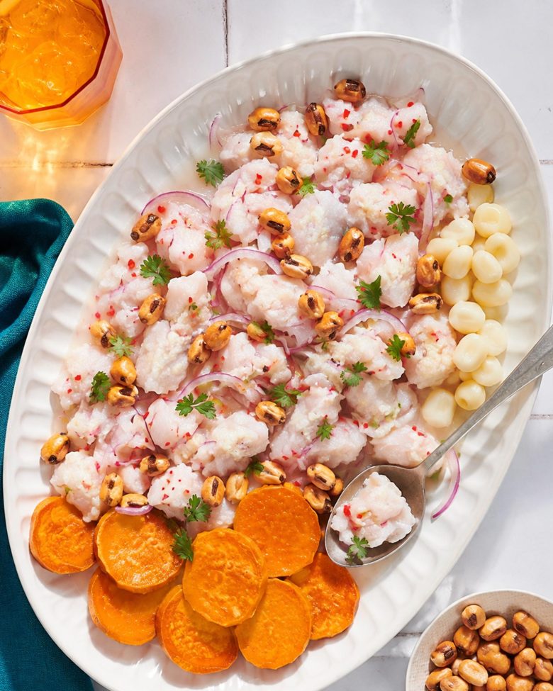 Peruanski ceviche od brancina sa crvenim lukom, batatom, choclo kukuruzom i hrskavom canchom