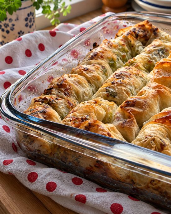 Posna pita sa prazilukom i šampinjonima pečena u staklenoj posudi, sa hrskavim zlatnim korama